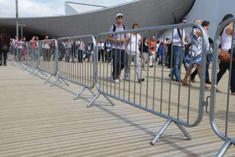 Crowd control fences